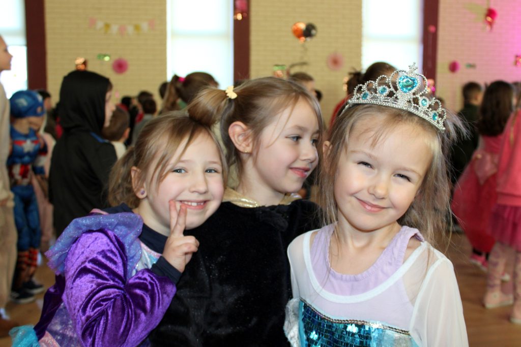 Bal karnawałowy – najmłodsi się bawią